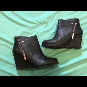 Wedges reaction by Kenneth Cole